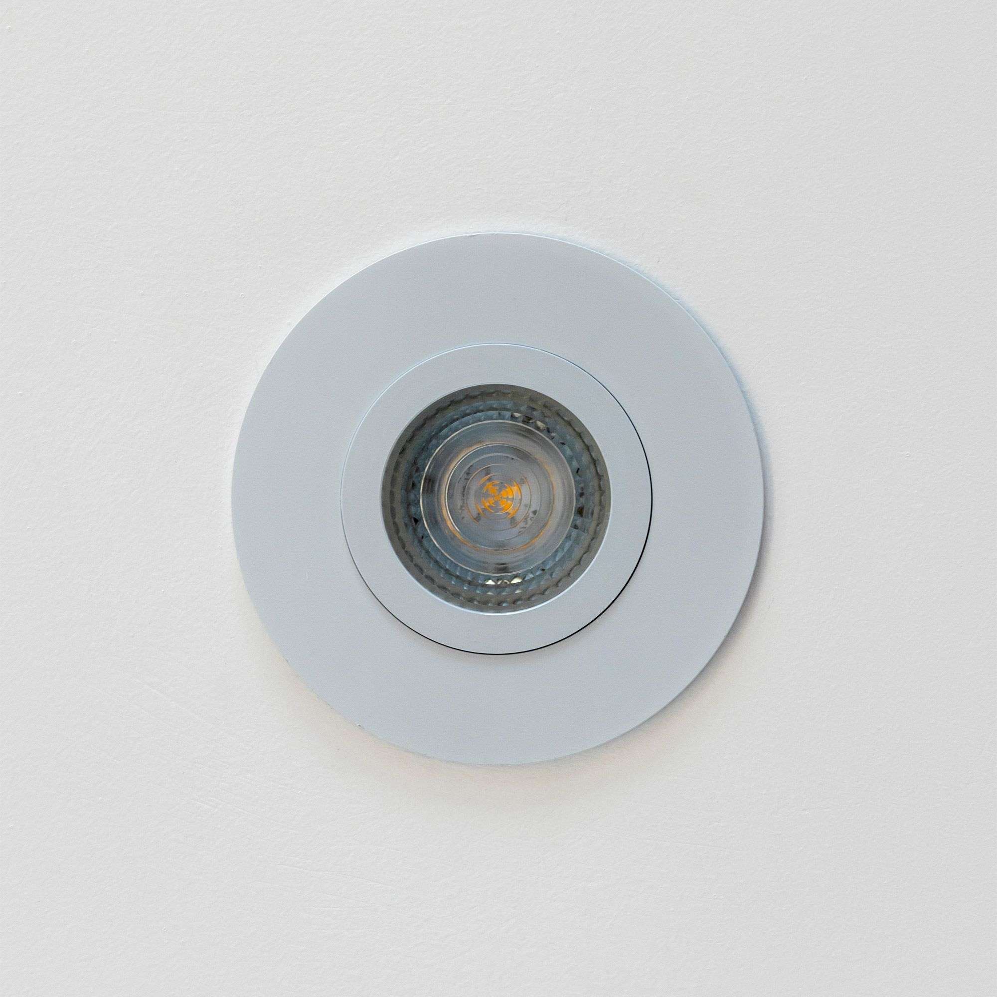Алюминиевый точечный светильник 2100 MR16 WH белый. Фото 2