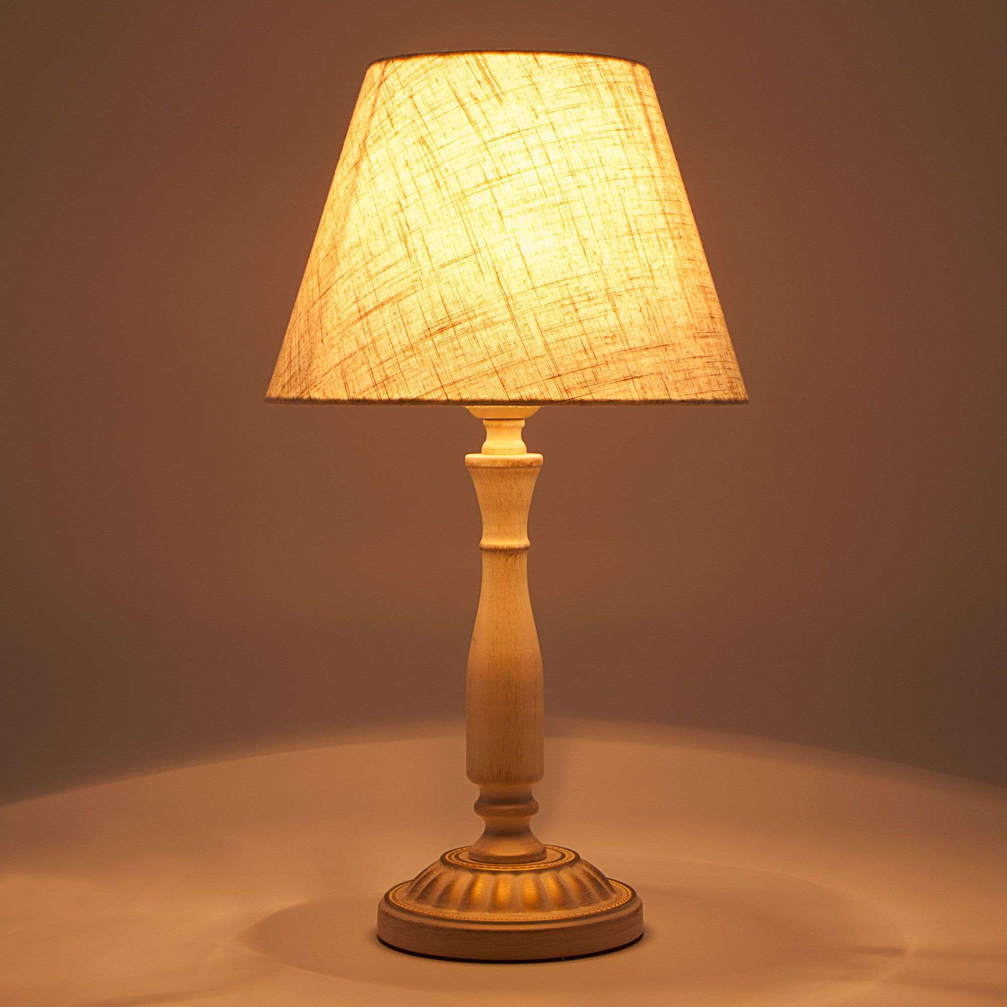 Классическая настольная лампа Eurosvet London 01060/1 белый с золотом. Фото 6