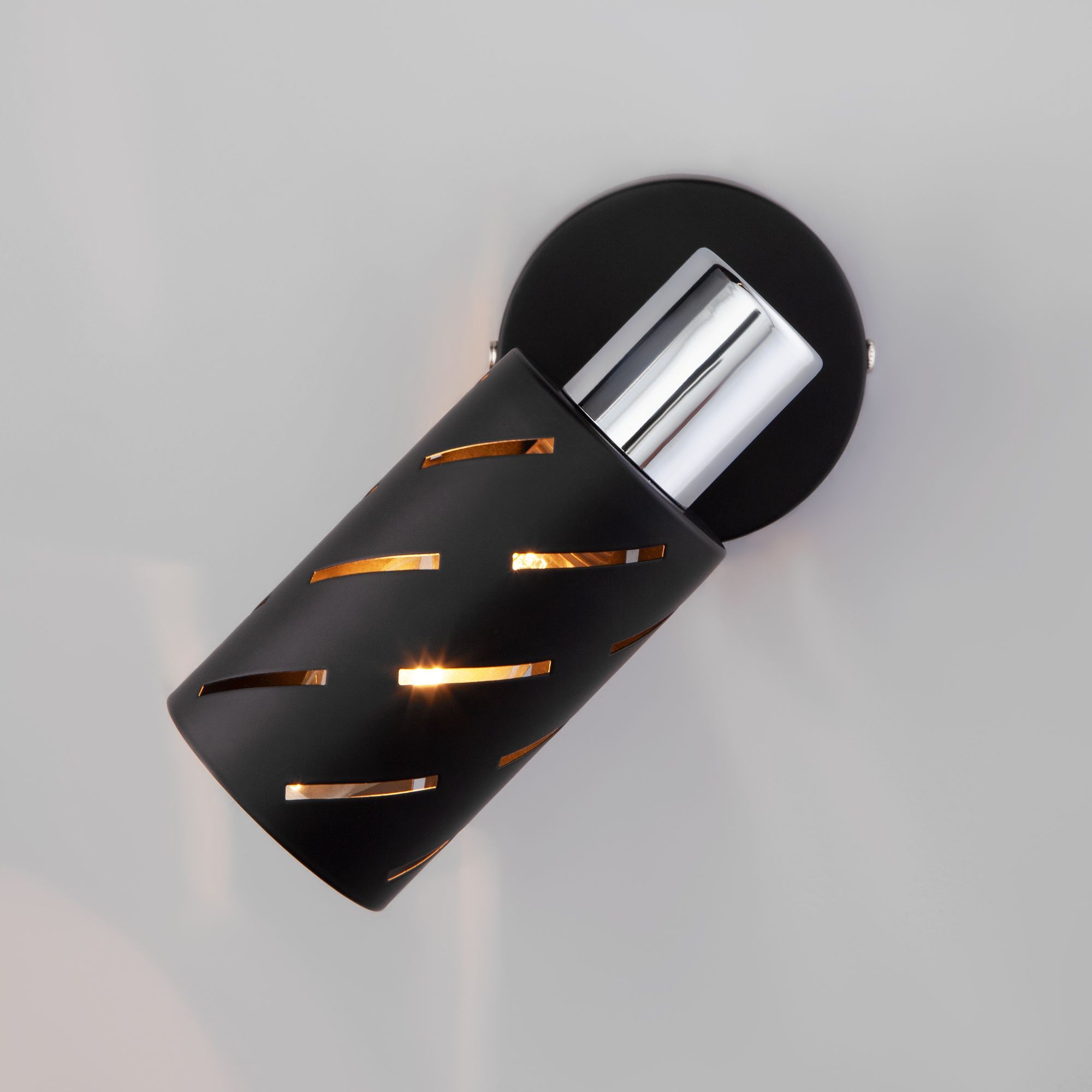 Настенный светильник с поворотным плафоном Eurosvet Fente 20090/1 черный/хром. Фото 3