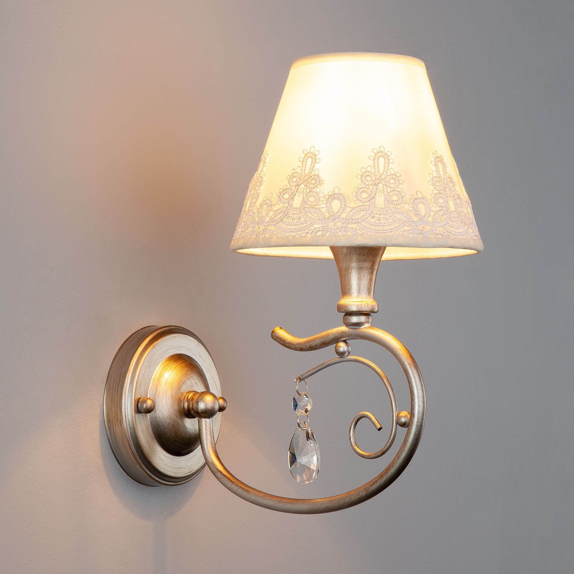 Бра в классическом стиле с абажуром Eurosvet Incanto 60069/1 серебро. Фото 2
