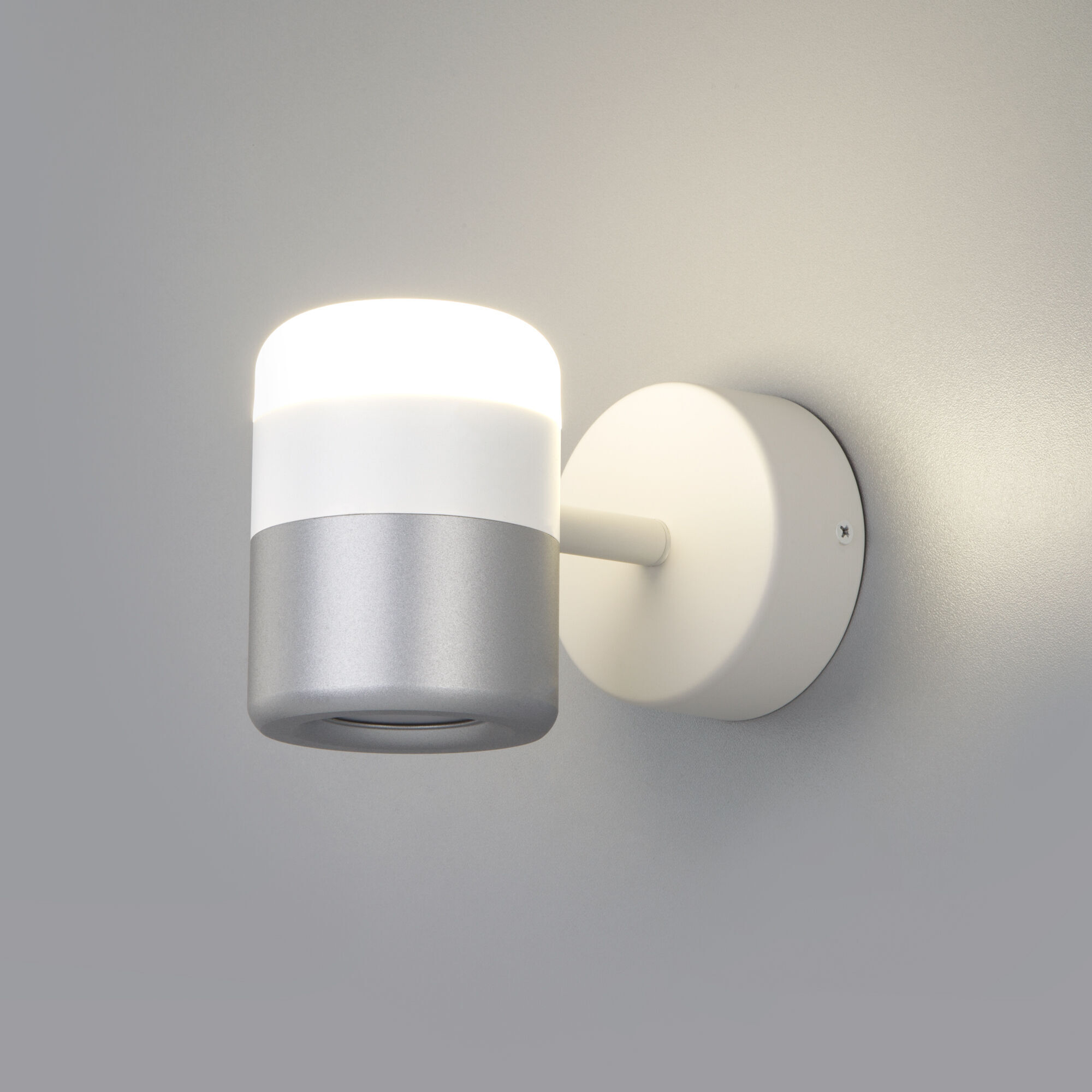 Настенный светодиодный светильник Eurosvet Oskar 20165/1 LED белый/серебро. Фото 2