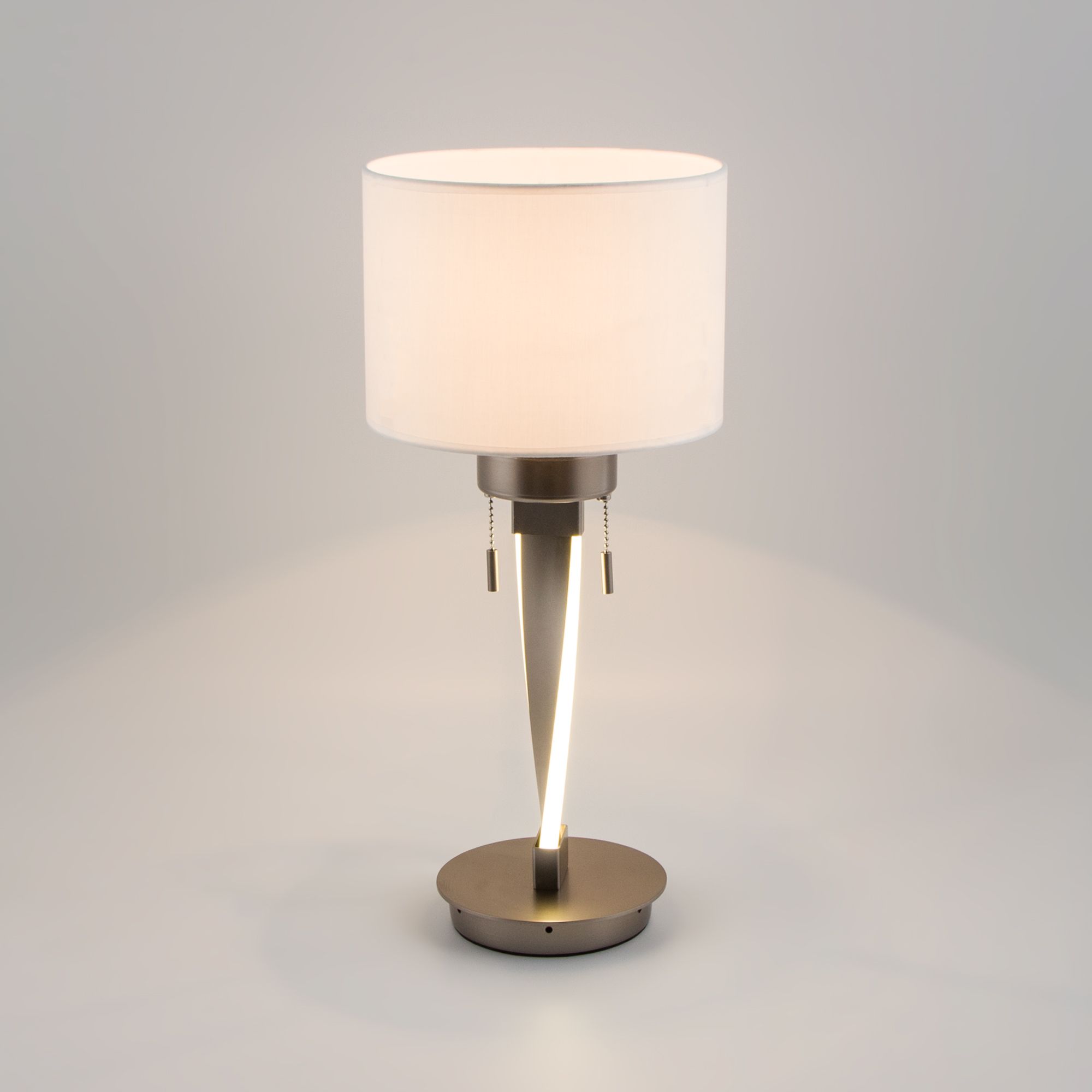 Настольная лампа со светодиодной подсветкой арматуры Bogate's Titan 993. Фото 2