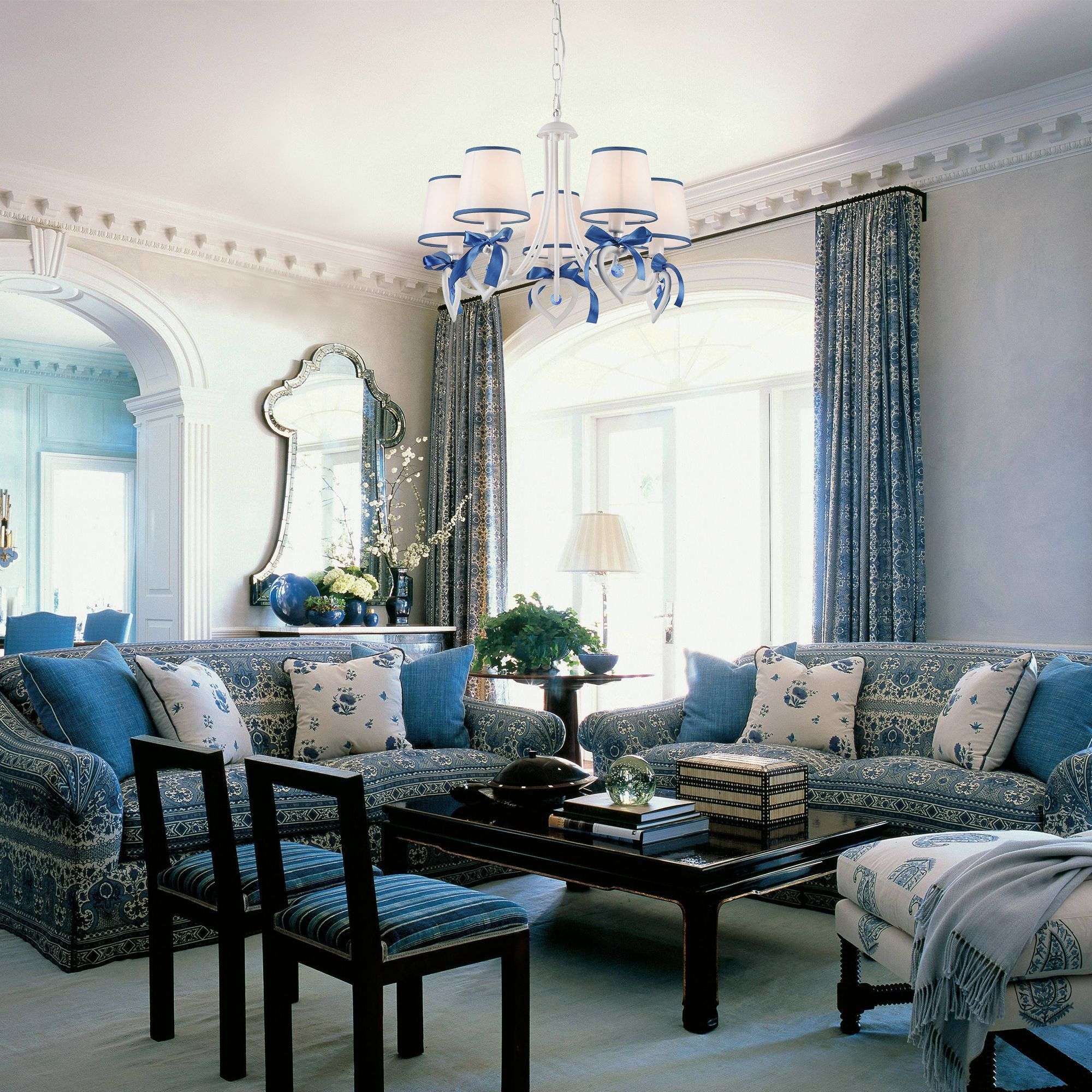 Белая гостиная с синим диваном