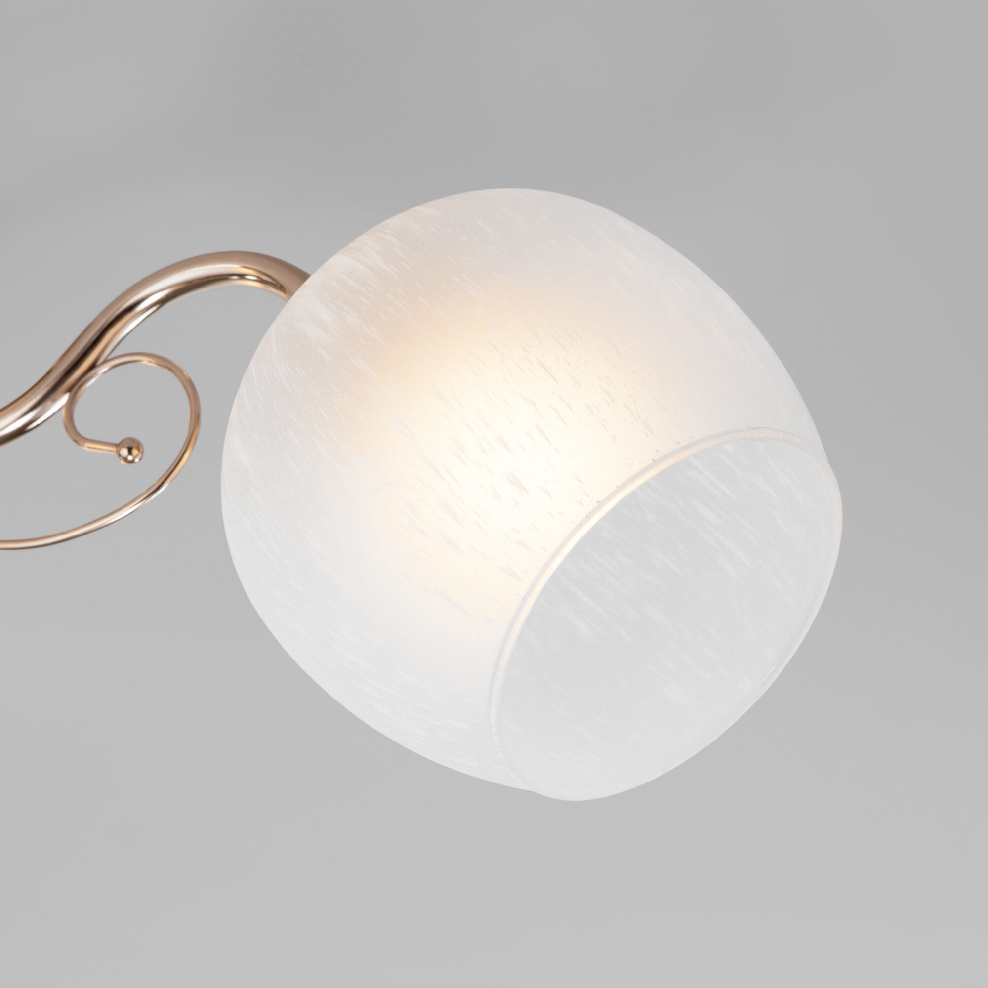 Потолочный светильник с белыми плафонами из стекла Eurosvet Wendy 30138/3 золото. Фото 2