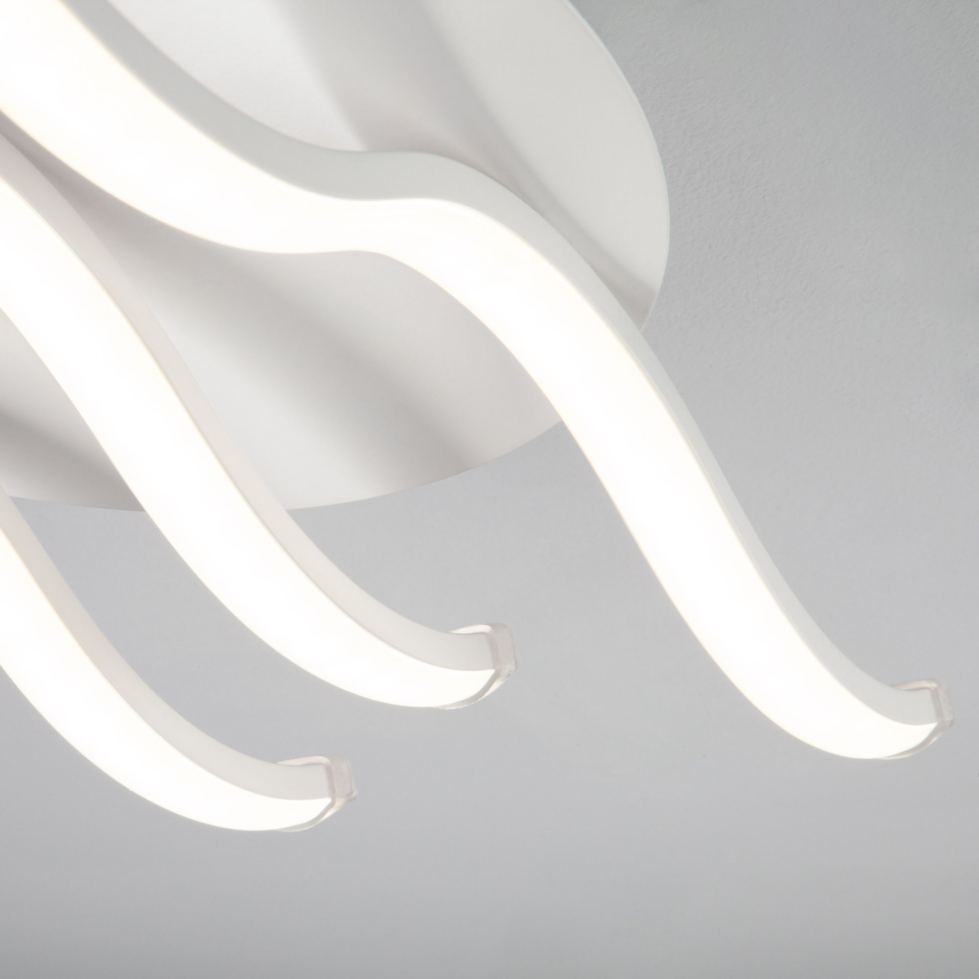 Потолочный волнообразный LED светильник Eurosvet Gwen 90090/3 белый. Фото 6