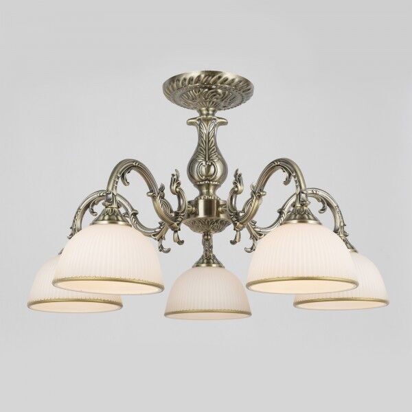 Классическая люстра со стеклянными плафонами