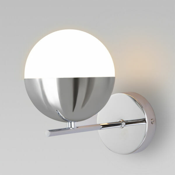 Настенный светильник со стеклянным плафоном