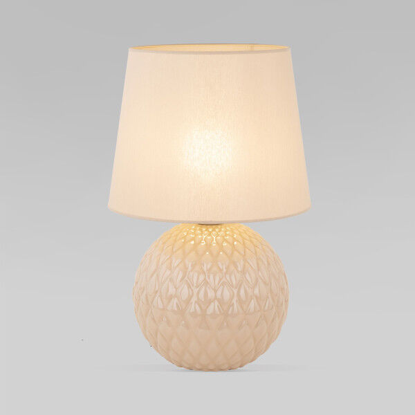 Настольный светильник с тканевым абажуром