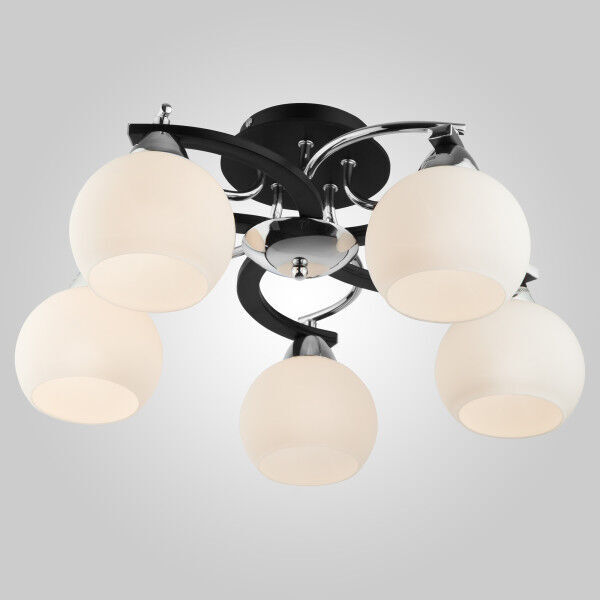 Потолочная люстра с белыми плафонами